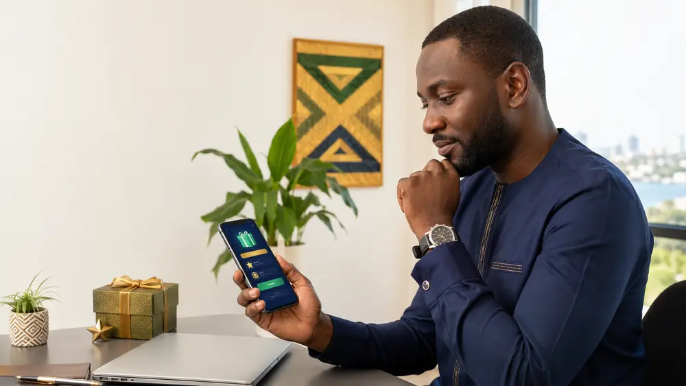 Utilisateur sénégalais consultant les conditions d’une offre promotionnelle sur son téléphone