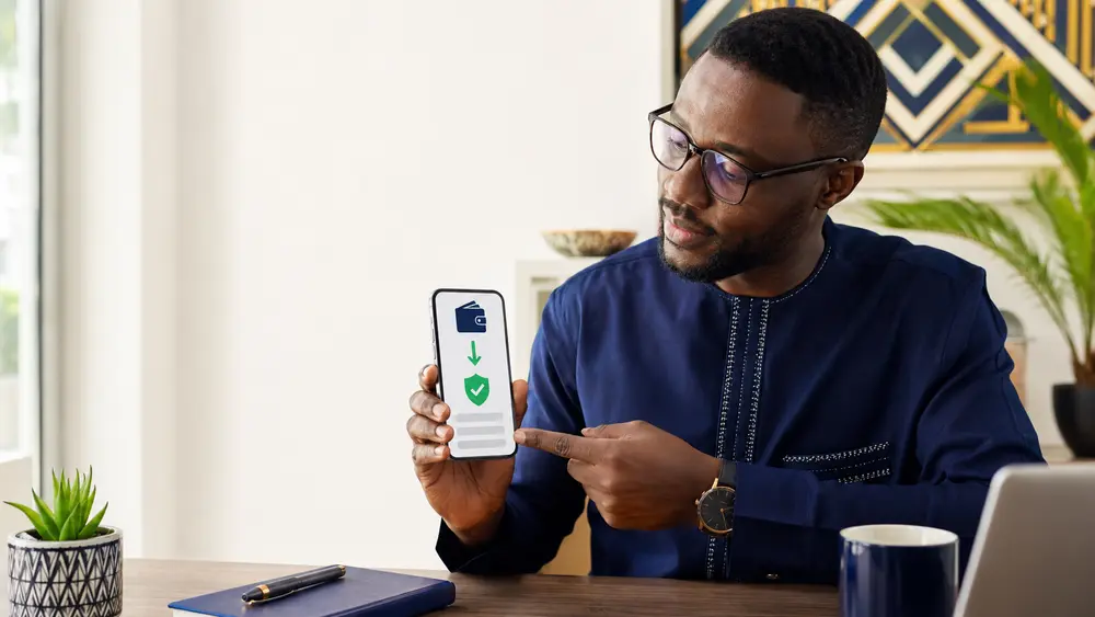 Utilisateur sénégalais vérifiant un dépôt sécurisé depuis son téléphone