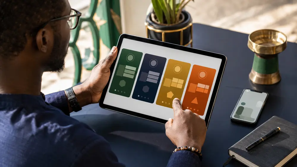 Utilisateur adulte comparant quatre plateformes numériques neutres